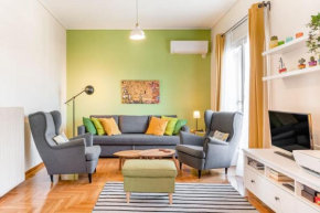 Two Min Walk to Victoria Metro from a Colorful Penthouse - Self Check-In